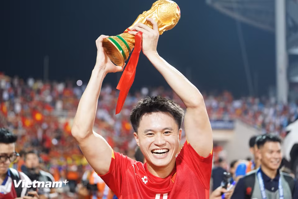 Màn ăn mừng cùng mô hình chiếc cúp World Cup của hậu vệ Khổng Minh Gia Bảo. (Ảnh: Việt Anh/Vietnam+)