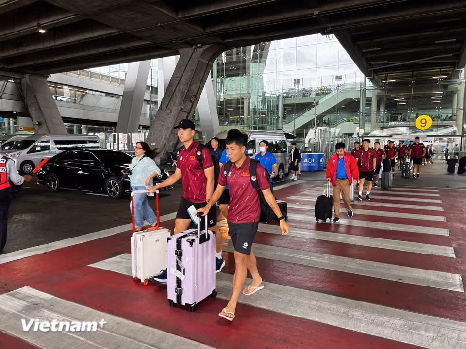 Chuyến bay VN615 của Vietnam Airlines đưa đội tuyển hạ cánh xuống sân bay Suvarnabhumi vào lúc 14 giờ 45 phút. (Ảnh: Vietnam+)
