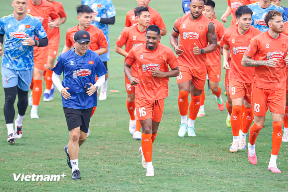 'Binh đoàn Rồng Vàng' cũng đón chào sự trở lại của hậu vệ Cao Pendant Quang Vinh (số 16). (Ảnh: Việt Anh/Vietnam+)