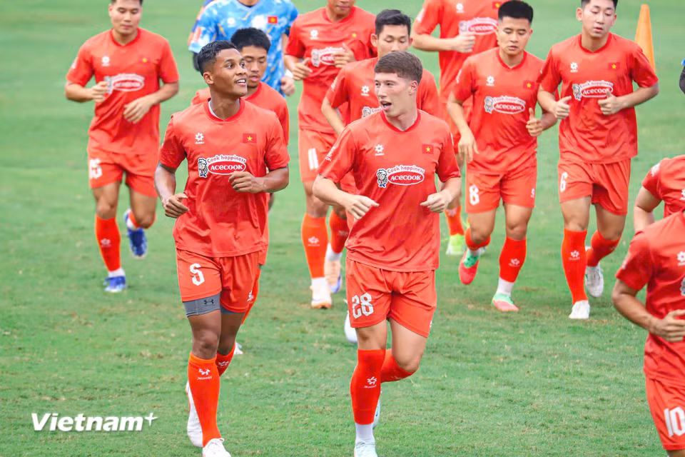 Trung vệ Adou Minh (số 5) và tiền đạo Williams Minh Hoàng (số 28) là hai tân binh Việt kiều được huấn luyện viên Kim Sang-sik trao cơ hội ở đợt tập trung lần này. (Ảnh: Việt Anh/Vietnam+)