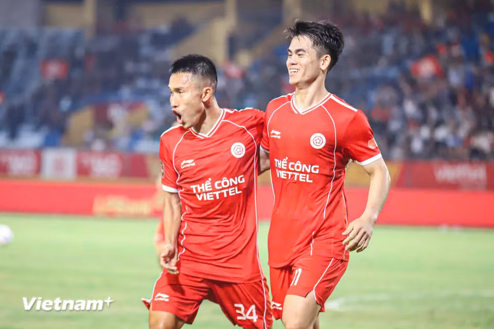 Phút thứ 34, Khuất Văn Khang gỡ hòa 1-1 cho đại diện Thủ đô với pha đá nối chính xác trong vòng cấm. (Ảnh: Việt Anh/Vietnam+)