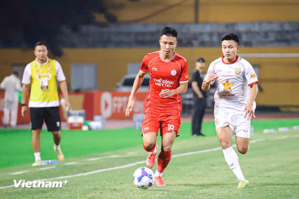 Bước sang hiệp hai, đội chủ nhà nỗ lực tấn công để tìm kiếm chiến thắng trên sân nhà. (Ảnh: Việt Anh/Vietnam+)