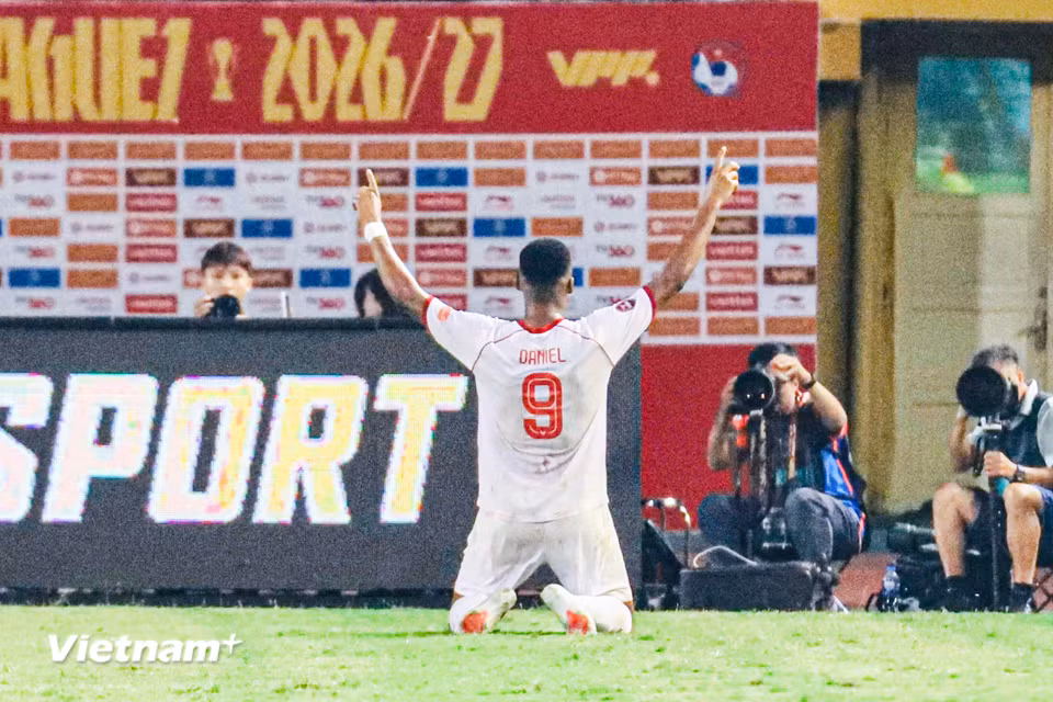 Đến phút thứ 64, Passira ghi bàn thắng ấn định chiến thắng 3-1 cho Hồng Lĩnh Hà Tĩnh. (Ảnh: Việt Anh/Vietnam+)