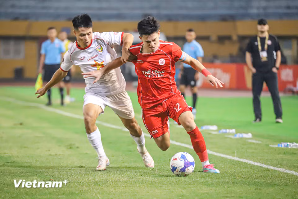 Thể Công-Viettel cố gắng đưa bóng vào từ hai cánh nhưng không hiệu quả. (Ảnh: Việt Anh/Vietnam+)