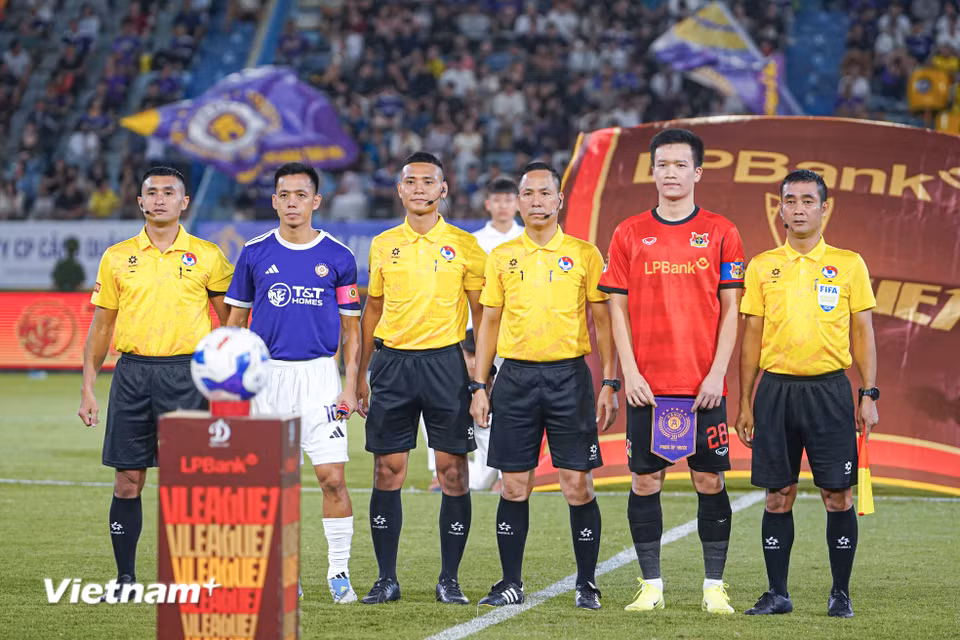 Chủ nhà Hà Nội FC (áo tím) tiếp đón đội khách Ninh Bình trên sân nhà Hàng Đẫy ở trận cầu tâm điểm của vòng 6 V-League 2026/27. (Ảnh: Việt Anh/Vietnam+)