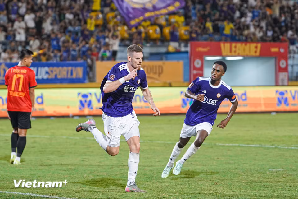 Phút thứ 64, đội chủ nhà có được bàn gỡ hòa 1-1 sau pha dứt điểm tung nóc lưới của tiền vệ Sade Iuval (giữa). (Ảnh: Việt Anh/Vietnam+)