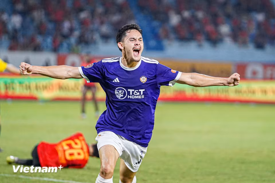 Tiền đạo Faurand Aymeric ăn mừng cuồng nhiệt sau khi lập siêu phẩm giúp Hà Nội FC ngược dòng giành chiến thắng 2-1 trước đội khách Ninh Bình ở vòng 6 V-League 2026/27. (Ảnh: Việt Anh/Vietnam+)