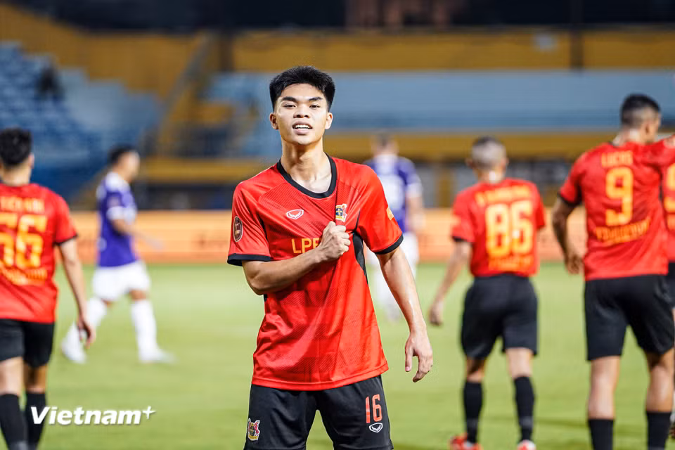 Đến phút thứ 16, Lê Phát tung cú sút chân trái quyết đoán mở tỷ số cho Ninh Bình, giúp đội khách có lợi thế dẫn trước 1-0 sau hiệp một. (Ảnh: Việt Anh/Vietnam+)