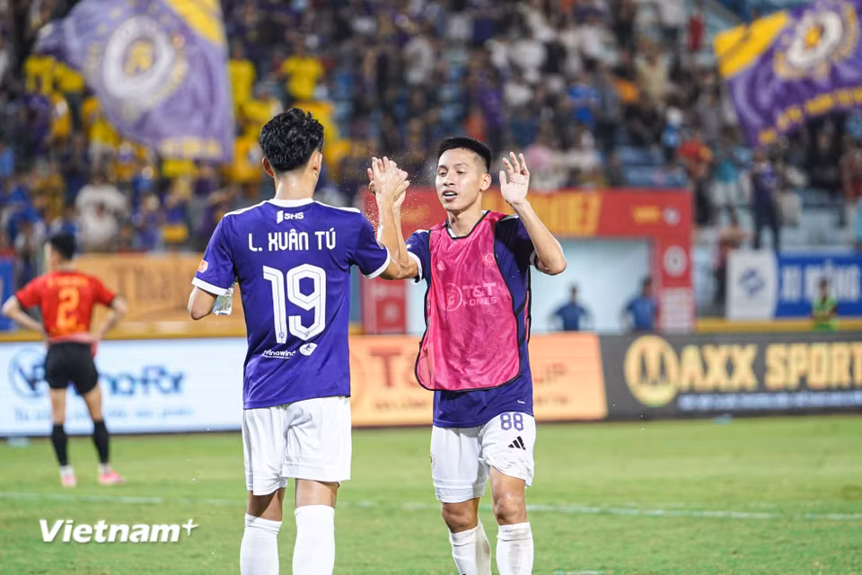 Chung cuộc, Hà Nội FC có màn ngược dòng giành chiến thắng 2-1 trước Ninh Bình, qua đó tạm vươn lên vị trí thứ 7 trên bảng xếp hạng với 9 điểm. (Ảnh: Việt Anh/Vietnam+)
