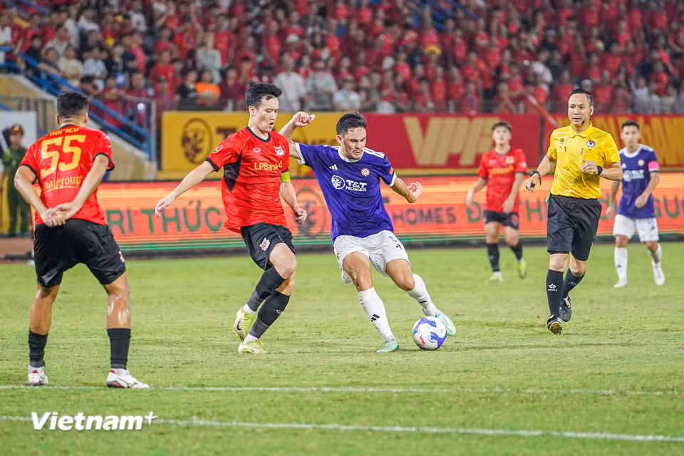 Đến thời gian thi đấu bù giờ, tiền đạo vào sân thay người là Faurand Aymeric bất ngờ tung ra cú sút xa, bóng găm thẳng vào lưới bất chấp nỗ lực bay người của Đặng Văn Lâm. (Ảnh: Việt Anh/Vietnam+)