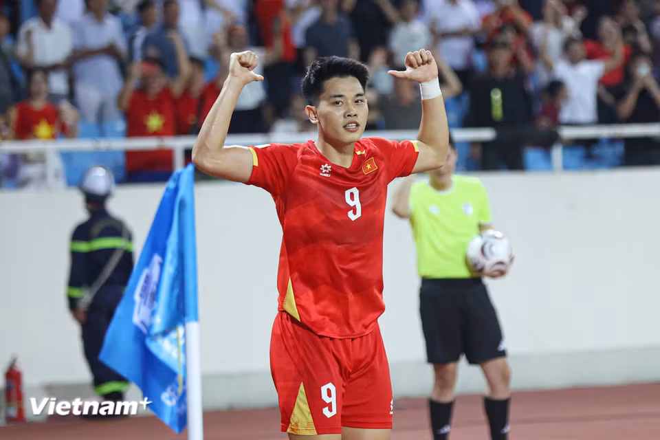 Những phút cuối trận, Đình Bắc hoàn tất cú đúp bàn thắng, ấn định chiến thắng 3-1 cho đội tuyển Việt Nam. (Ảnh: Nhật Minh/Vietnam+)