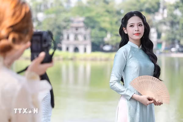 Duyên dáng áo dài nhân Ngày Phụ nữ Việt Nam 20/10