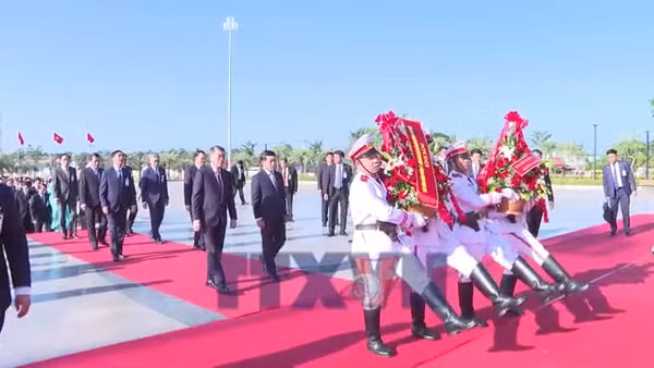 Thủ tướng Lê Minh Hưng và Thủ tướng Lào dâng hoa tưởng niệm các vị lãnh tụ hai nước