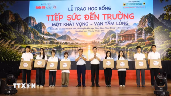Trao học bổng “Tiếp sức đến trường” cho các tân sinh viên có hoàn cảnh khó khăn