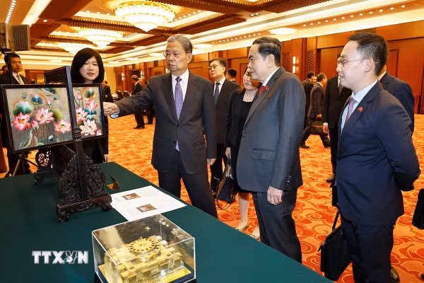 Chủ tịch Quốc hội hội đàm với Ủy viên trưởng Nhân đại toàn quốc Trung Quốc