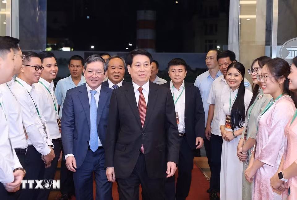 Chủ tịch nước Lương Cường đến dự Lễ tôn vinh, trao danh hiệu Nông dân Việt Nam xuất sắc và Nhà khoa học của nhà nông năm 2025. (Ảnh: Lâm Khánh/TTXVN)