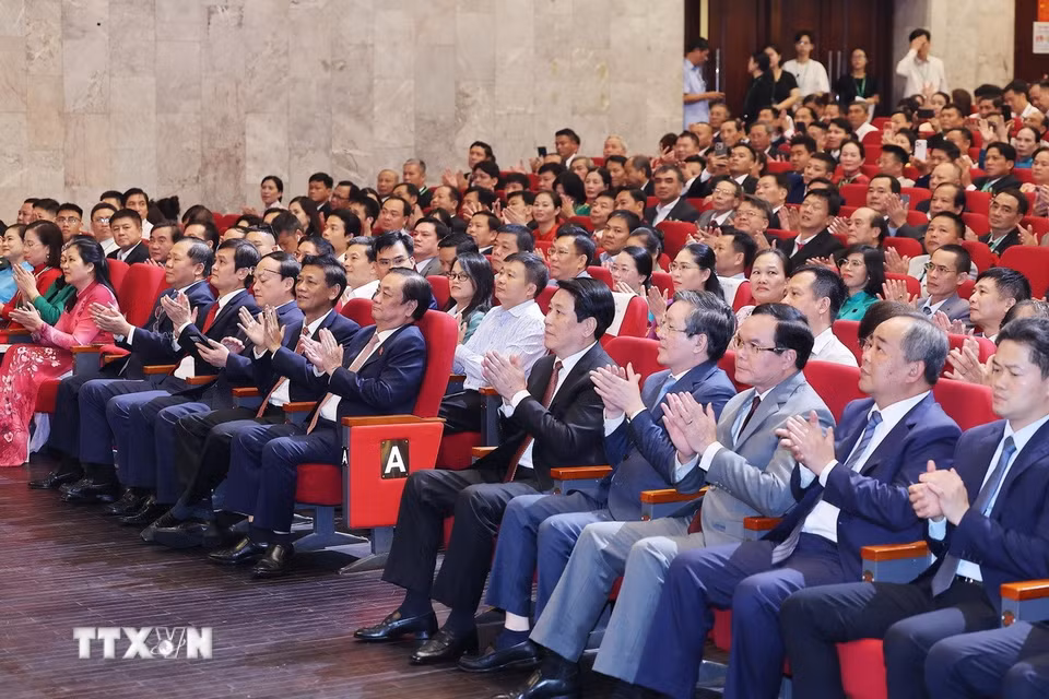 Chủ tịch nước Lương Cường và các đại biểu dự Lễ tôn vinh, trao danh hiệu Nông dân Việt Nam xuất sắc và Nhà khoa học của nhà nông năm 2025. (Ảnh: Lâm Khánh/TTXVN)