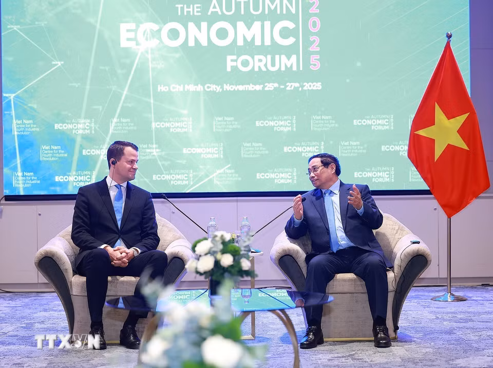 Thủ tướng Phạm Minh Chính tiếp Giám đốc điều hành Diễn đàn Kinh tế Thế giới (WEF) Stephan Mergenthaler. (Ảnh: Dương Giang/TTXVN)