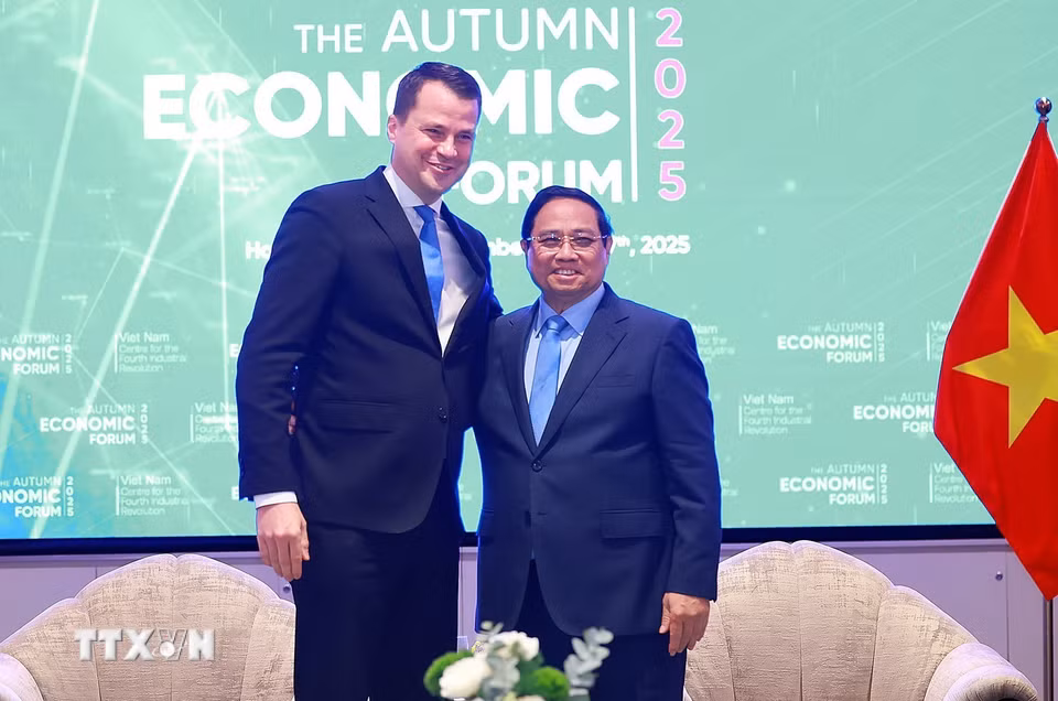 Thủ tướng Phạm Minh Chính tiếp Giám đốc điều hành Diễn đàn Kinh tế Thế giới (WEF) Stephan Mergenthaler. (Ảnh: Dương Giang/TTXVN)