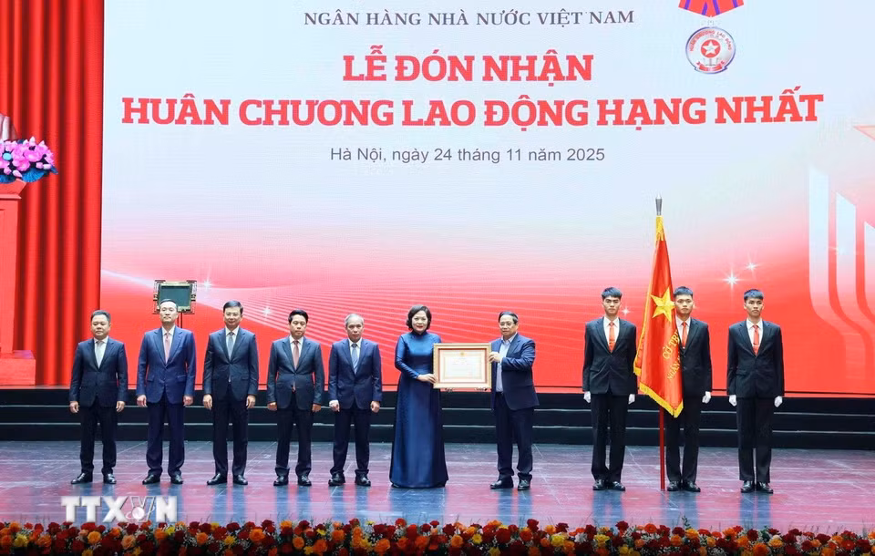 Thủ tướng Phạm Minh Chính trao tặng Huân chương Lao động hạng Nhất cho tập thể Ngân hàng Nhà nước Việt Nam. (Ảnh: Phạm Kiên/TTXVN)