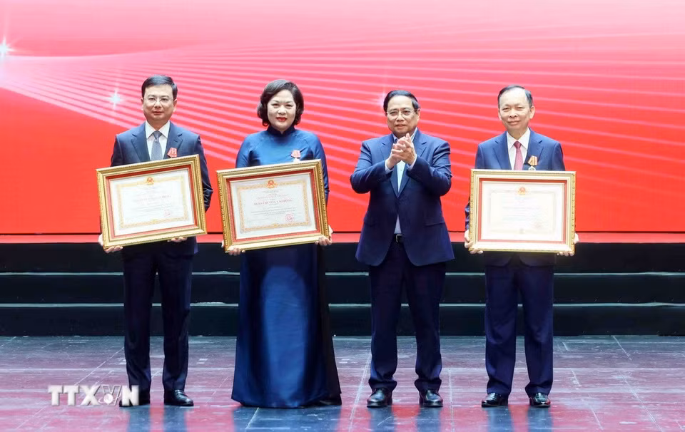 Thủ tướng Phạm Minh Chính trao tặng Huân chương Độc lập hạng Nhì và Huân chương Lao động hạng Nhất cho các đồng chí lãnh đạo, nguyên lãnh đạo Ngân hàng Nhà nước Việt Nam. (Ảnh: Phạm Kiên/TTXVN)
