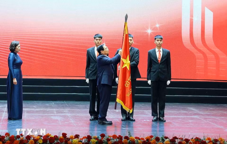 Thủ tướng Phạm Minh Chính trao tặng Huân chương Lao động hạng Nhất cho tập thể Ngân hàng Nhà nước Việt Nam. (Ảnh: Phạm Kiên/TTXVN)