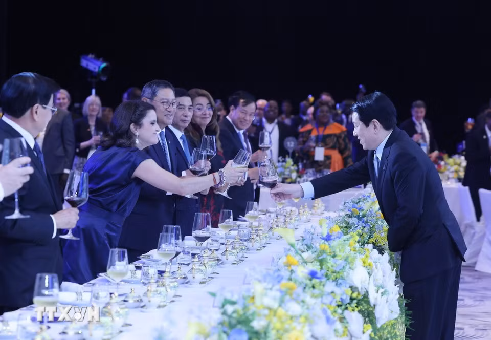 Chủ tịch nước Lương Cường chào mừng các Trưởng đoàn tham dự Lễ mở ký Công ước Hà Nội. (Ảnh: Lâm Khánh/TTXVN)