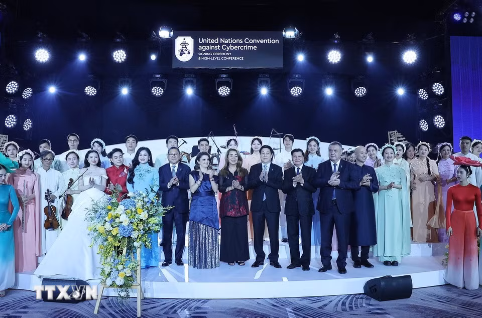 Chủ tịch nước Lương Cường với các đại biểu dự chiêu đãi và nghệ sỹ Việt Nam. (Ảnh: Lâm Khánh/TTXVN)