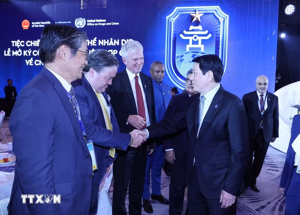 Chủ tịch nước Lương Cường với các đại biểu dự chiêu đãi. (Ảnh: Lâm Khánh/TTXVN)