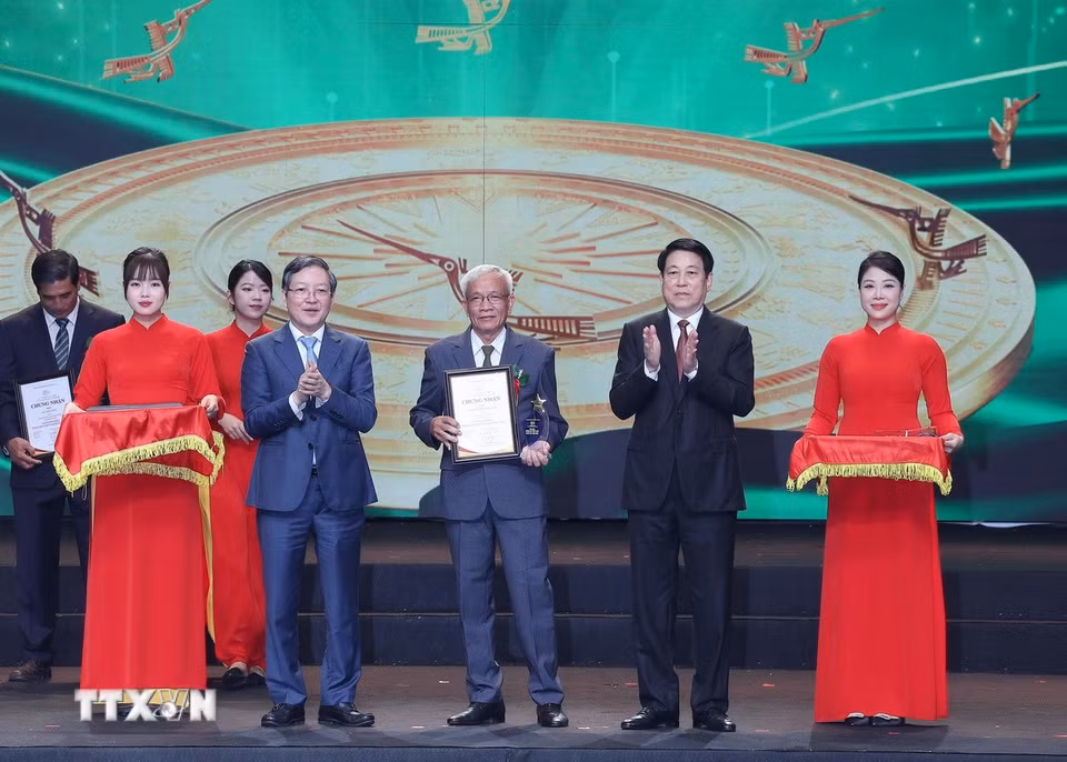 Chủ tịch nước Lương Cường và Chủ tịch Hội Nông dân Việt Nam Lương Quốc Đoàn trao Danh hiệu Nông dân Việt Nam xuất sắc năm 2025 cho ông Nguyễn Thanh Sơn. (Ảnh: Lâm Khánh/TTXVN)