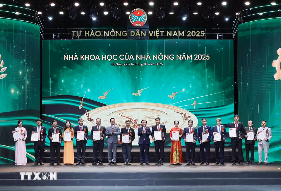 Phó Chủ tịch Quốc hội Lê Minh Hoan và Chủ tịch Tổng Liên đoàn Lao động Việt Nam Nguyễn Đình Khang trao Danh hiệu Nhà khoa học của nhà nông năm 2025. (Ảnh: Lâm Khánh/TTXVN)