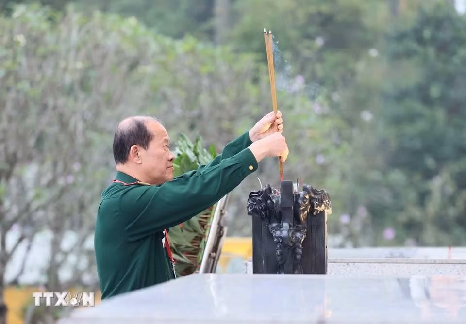 Thượng tướng Bế Xuân Trường, Chủ tịch Hội Cựu chiến binh Việt Nam dâng hương tại Đài tưởng niệm Liệt sỹ Bắc Sơn. (Ảnh: An Đăng/TTXVN)