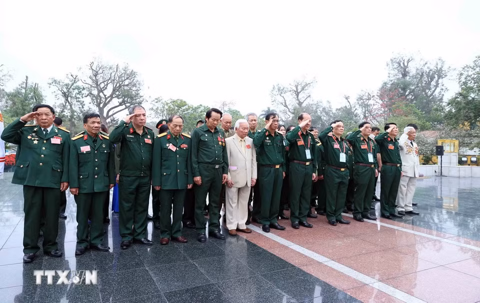 Đoàn đại biểu cựu chiến binh, cựu thanh niên xung phong và dân quân tự vệ tưởng niệm các Anh hùng liệt sỹ. (Ảnh: An Đăng/TTXVN)