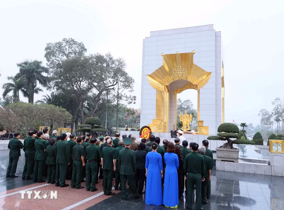 Đoàn đại biểu cựu chiến binh, cựu thanh niên xung phong và dân quân tự vệ tưởng niệm các Anh hùng liệt sỹ. (Ảnh: An Đăng/TTXVN)