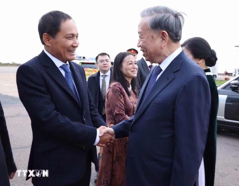 Đại sứ Đỗ Minh Hùng tiễn Tổng Bí thư Tô Lâm và Phu nhân. (Ảnh: Thống Nhất/TTXVN)