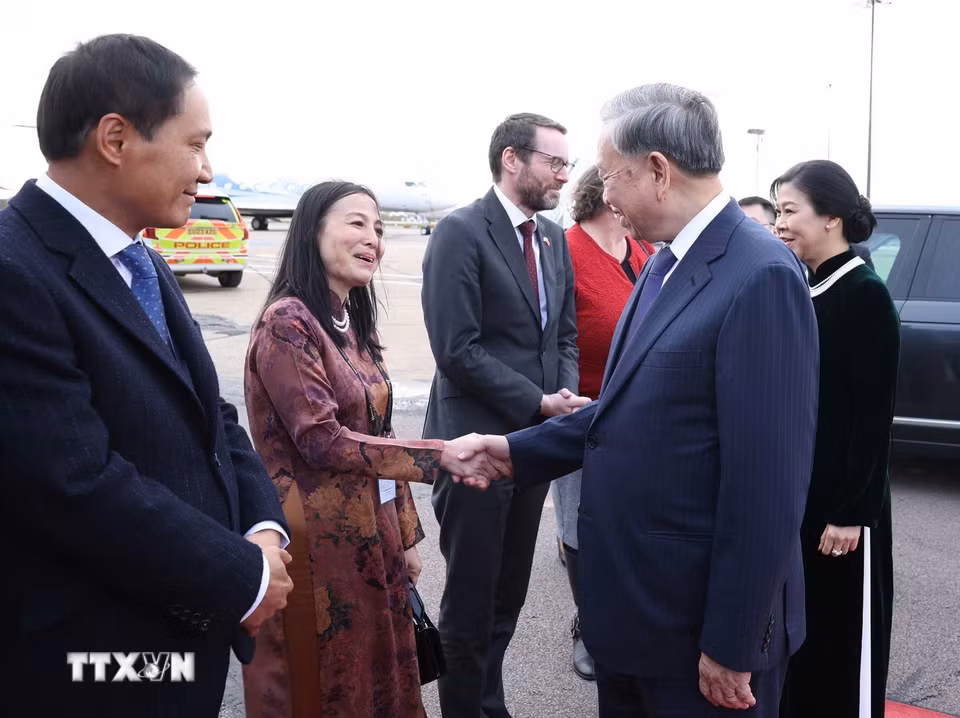 Lễ tiễn Tổng Bí thư Tô Lâm và Phu nhân rời London về nước, kết thúc tốt đẹp chuyến thăm chính thức Liên hiệp Vương quốc Anh và Bắc Ireland. (Ảnh: Thống Nhất/TTXVN)