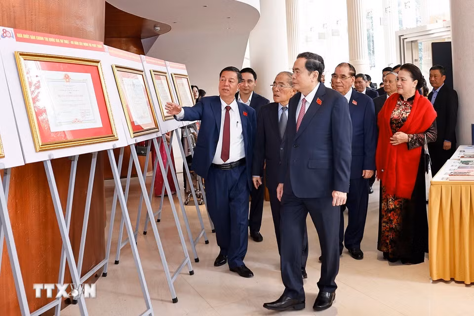 Chủ tịch Quốc hội Trần Thanh Mẫn và các đại biểu tham quan khu trưng bày các tài liệu, ấn phẩm về Nhà xuất bản Chính trị Quốc gia Sự thật. (Ảnh: Doãn Tấn/TTXVN)