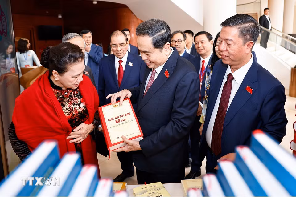 Chủ tịch Quốc hội Trần Thanh Mẫn và đại biểu tham quan Triển lãm sách, ảnh tại Lễ kỷ niệm. (Ảnh: Doãn Tấn/TTXVN)