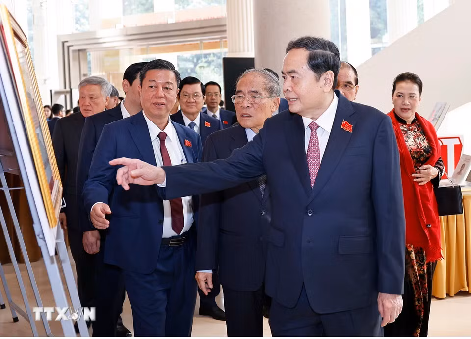 Chủ tịch Quốc hội Trần Thanh Mẫn và đại biểu tham quan Triển lãm sách, ảnh tại Lễ kỷ niệm. (Ảnh: Doãn Tấn/TTXVN)