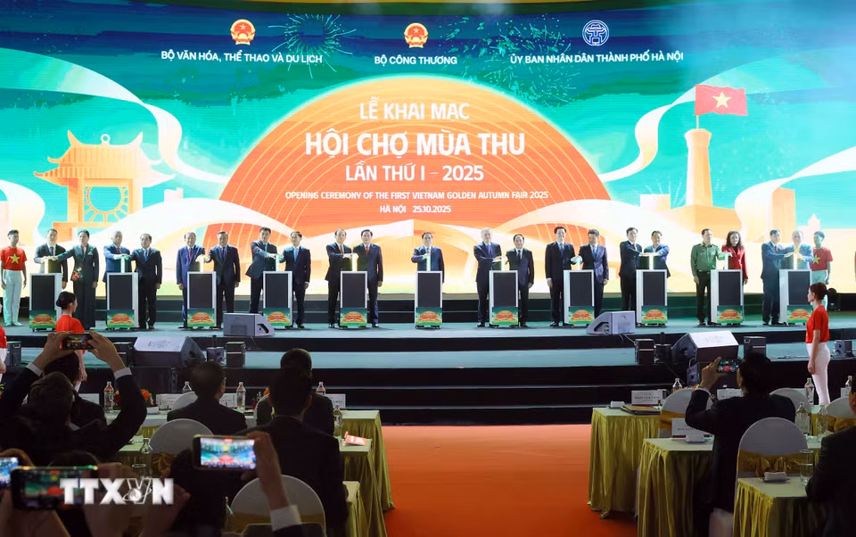 Thủ tướng Phạm Minh Chính và các đại biểu thực hiện nghi thức khai mạc Hội chợ mùa Thu lần thứ nhất-năm 2025. (Ảnh: An Đăng/TTXVN)