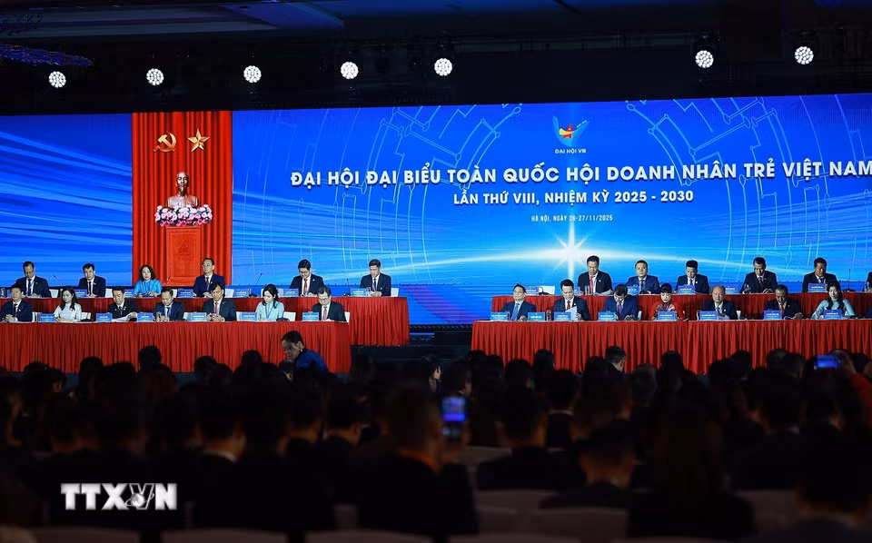Thủ tướng Phạm Minh Chính và Đoàn Chủ tịch điều hành Đại hội đại biểu toàn quốc Hội Doanh nhân trẻ Việt Nam lần thứ VIII. (Ảnh: Dương Giang/TTXVN)