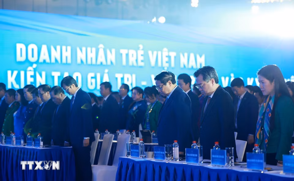 Thủ tướng Phạm Minh Chính các đại biểu tham dự Đại hội đại biểu toàn quốc Hội Doanh nhân trẻ Việt Nam tưởng niệm đồng bào thiệt mạng do bão lũ. (Ảnh: Dương Giang/TTXVN)