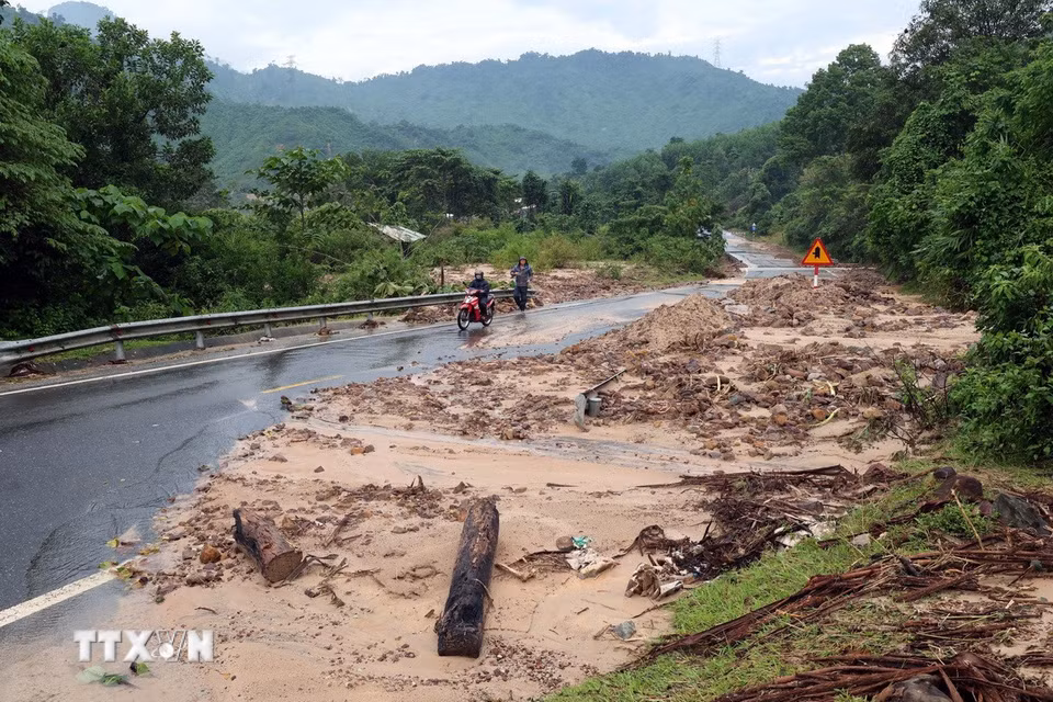 Điểm sạt lở trên tuyến đường Hồ Chí Minh qua xã Bến Giằng (Đà Nẵng) đã được khắc phục tạm, thông tuyến một làn đường. (Ảnh: Đỗ Trưởng/TTXVN)