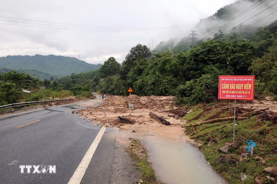 Điểm sạt lở trên tuyến đường Hồ Chí Minh qua xã Bến Giằng (Đà Nẵng) đã được khắc phục tạm, thông tuyến một làn đường. (Ảnh: Đỗ Trưởng/TTXVN)