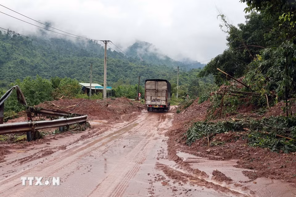 Điểm sạt lở trên tuyến đường Hồ Chí Minh qua xã Bến Giằng (Đà Nẵng) đã được khắc phục tạm, thông tuyến một làn đường. (Ảnh: Đỗ Trưởng/TTXVN)