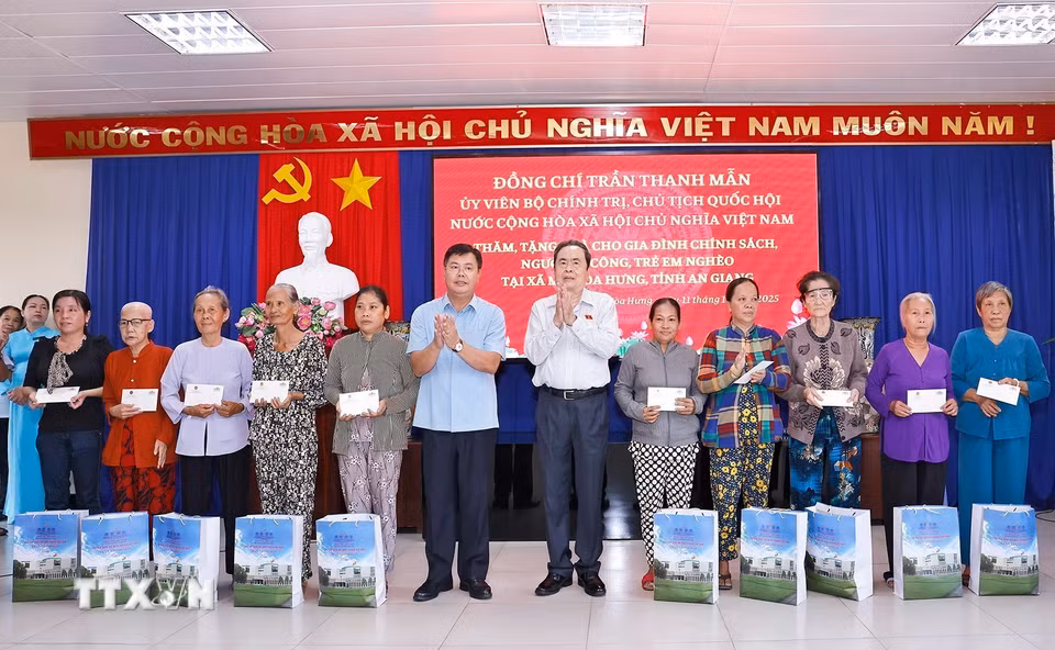 Chủ tịch Quốc hội Trần Thanh Mẫn tặng quà cho gia đình chính sách, người có công, trẻ em nghèo tại xã Mỹ Hòa Hưng, tỉnh An Giang. (Ảnh: Doãn Tấn/TTXVN)