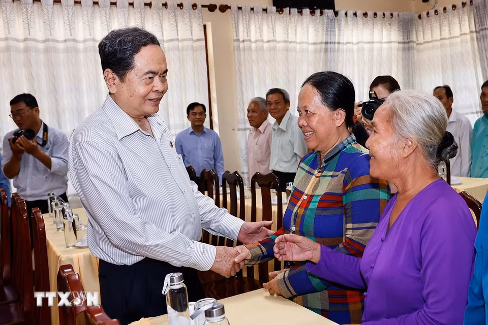 Chủ tịch Quốc hội Trần Thanh Mẫn tặng quà cho gia đình chính sách, người có công, trẻ em nghèo tại xã Mỹ Hòa Hưng, tỉnh An Giang. (Ảnh: Doãn Tấn/TTXVN)
