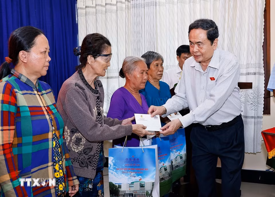 Chủ tịch Quốc hội Trần Thanh Mẫn tặng quà cho gia đình chính sách, người có công, trẻ em nghèo tại xã Mỹ Hòa Hưng, tỉnh An Giang. (Ảnh: Doãn Tấn/TTXVN)