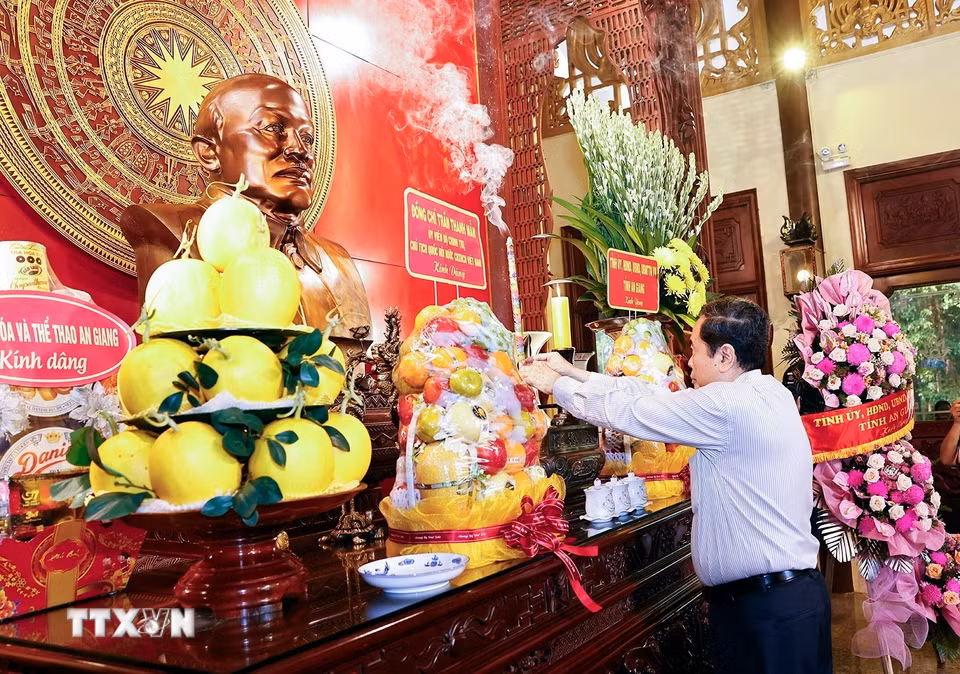 Chủ tịch Quốc hội Trần Thanh Mẫn dâng hương, dâng hoa tại Đền thờ Chủ tịch Tôn Đức Thắng. (Ảnh: Doãn Tấn/TTXVN)