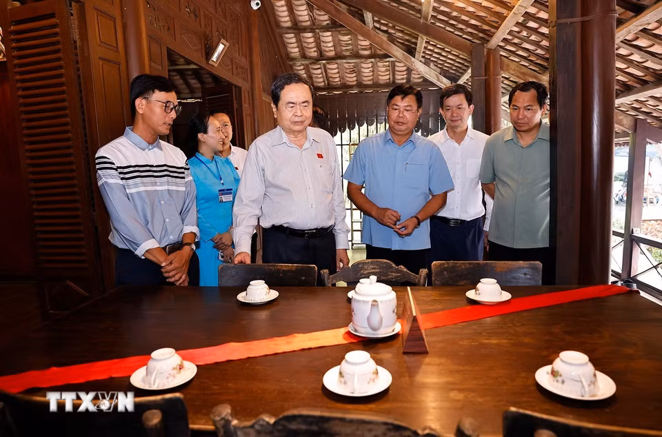 Chủ tịch Quốc hội Trần Thanh Mẫn tham quan Nhà lưu niệm thời niên thiếu của Chủ tịch Tôn Đức Thắng. (Ảnh: Doãn Tấn/TTXVN)